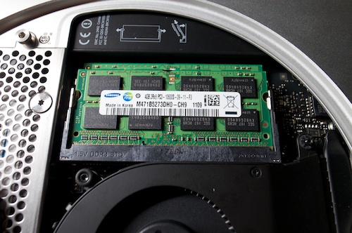 Mac miniのメモリ交換 フタを開ける